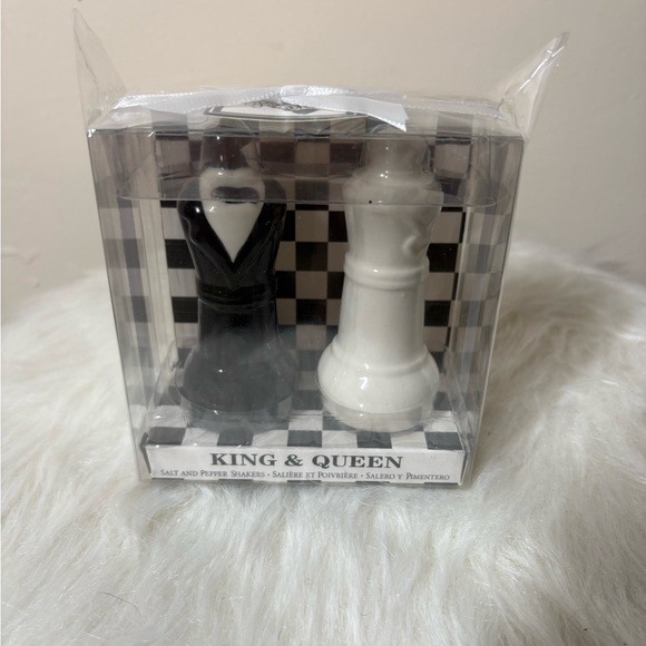 King & Queen Chess Piece Salt and Pepper Shakers - Black & White - Picture 8 of 8